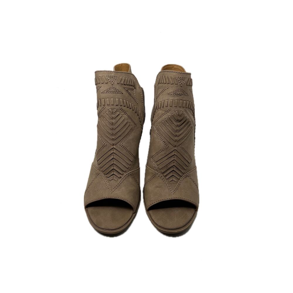 Universal Thread Brown peep toe heels womans 8
